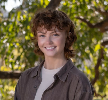 Headshot of Ellie Weaver